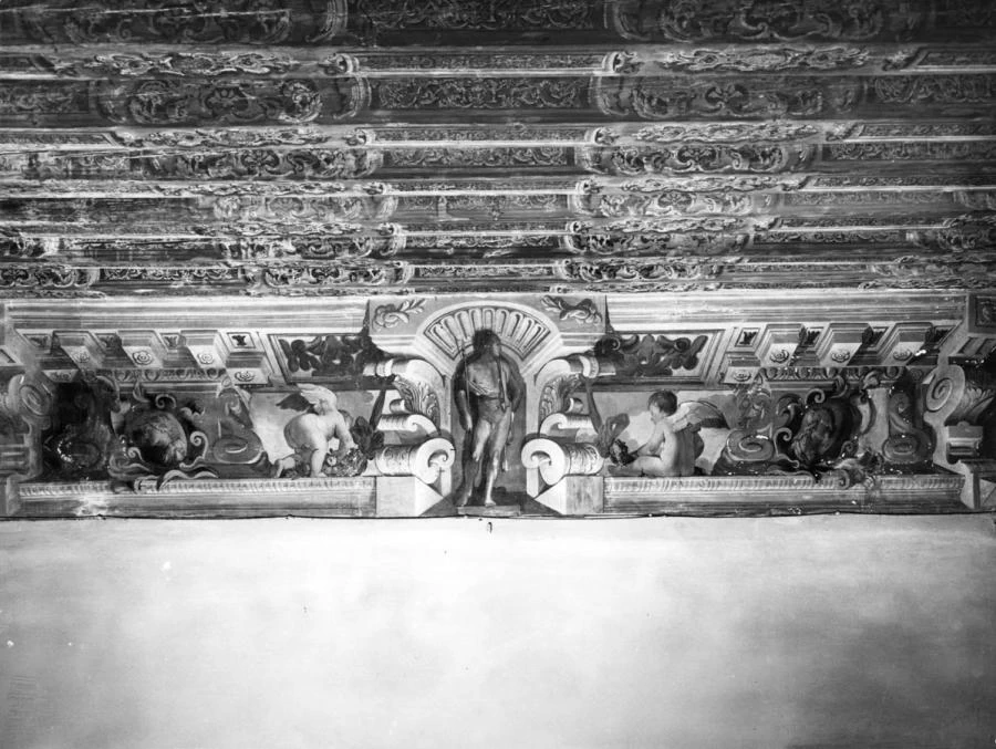 Finta statua di Marte entro nicchia e putti reggenti festoni - Vicenza, Palazzo Tristino, Baston